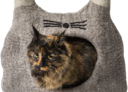 Handgefertigte Katzenhöhle aus natürlichen Materialien