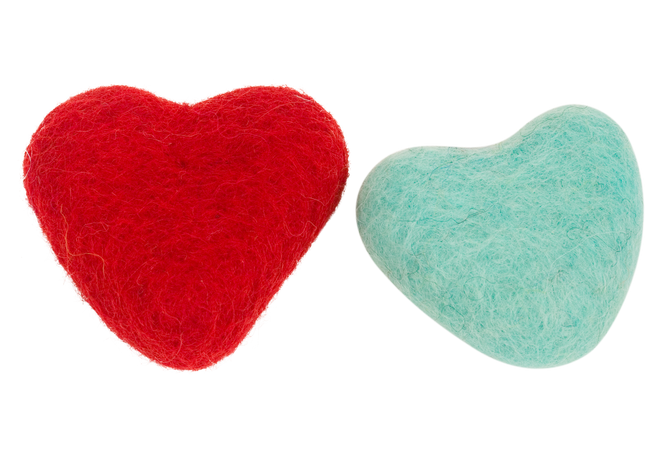 Zwei bunte Dharma-Karma-Herzen, handgefertigt, liebevoll gestaltet