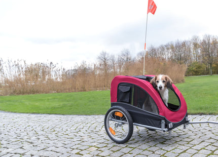 Schwarzer und roter Fahrradanhänger von Trixie für Haustiere