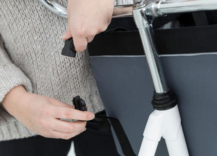 Praktische graue Frontbox für Fahrräder von Trixie