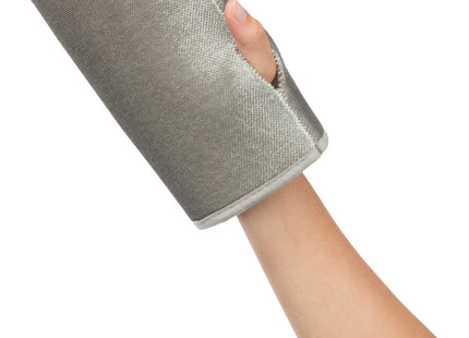 Sanfter Fusselhandschuh in Grau für die schnelle Reinigung von Haustierfell