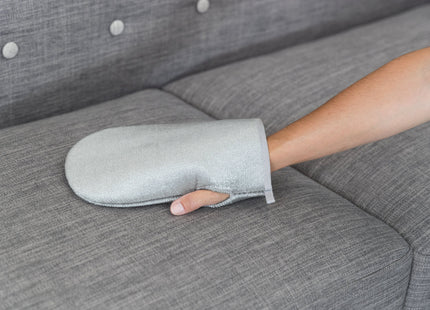 Sanfter Fusselhandschuh in Grau für die schnelle Reinigung von Haustierfell