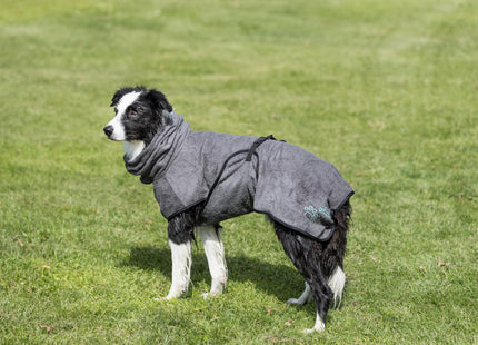 Frottee-Bademantel in Grau für Hunde von Trixie - nach dem Baden kuschelig trocken bleiben