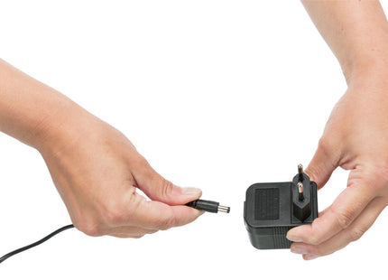 Trinkbrunnen für Katzen in Grau-Weiss mit polygonalem Design