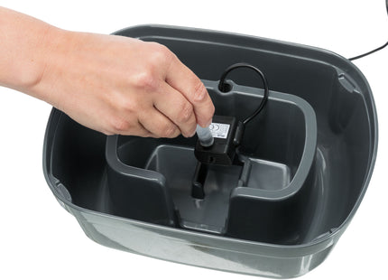 Trinkbrunnen für Katzen in Grau-Weiss mit polygonalem Design