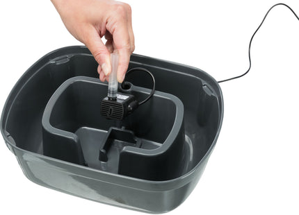 Trinkbrunnen für Katzen in Grau-Weiss mit polygonalem Design