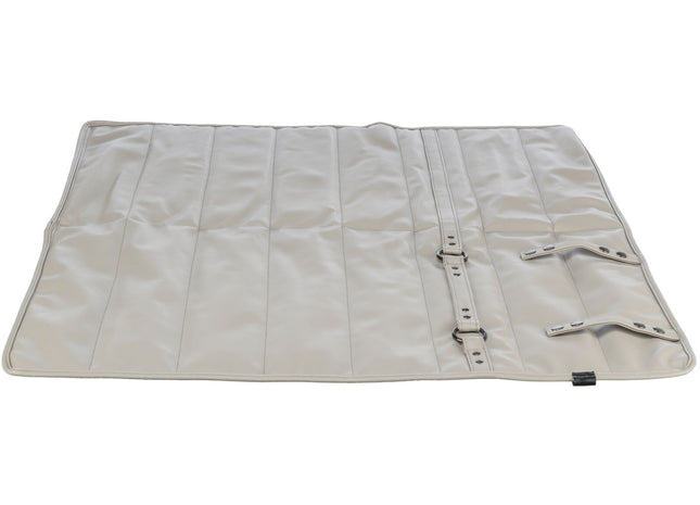 Stilvolle Reisedecke in Hellgrau mit Kunstlederbesatz von Trixie